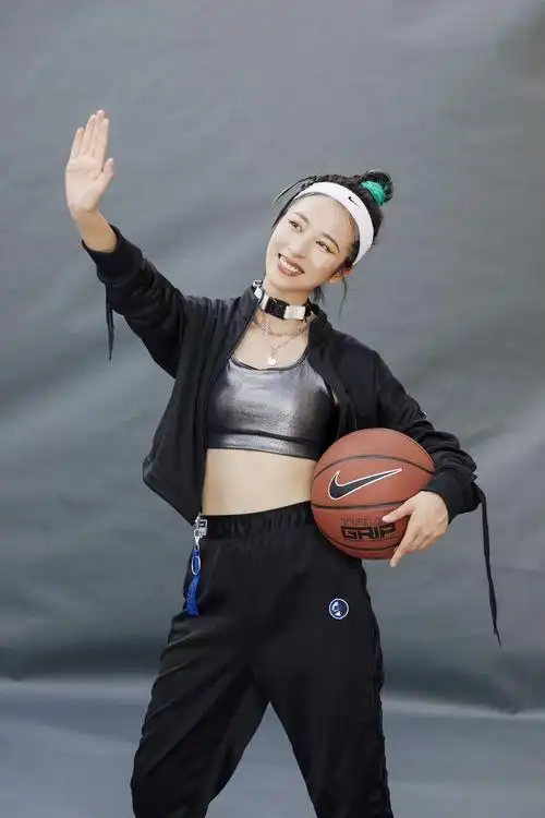 运动装学周雨彤的搭配方法,活脱脱的就是一枚时尚girl|运动风|发型