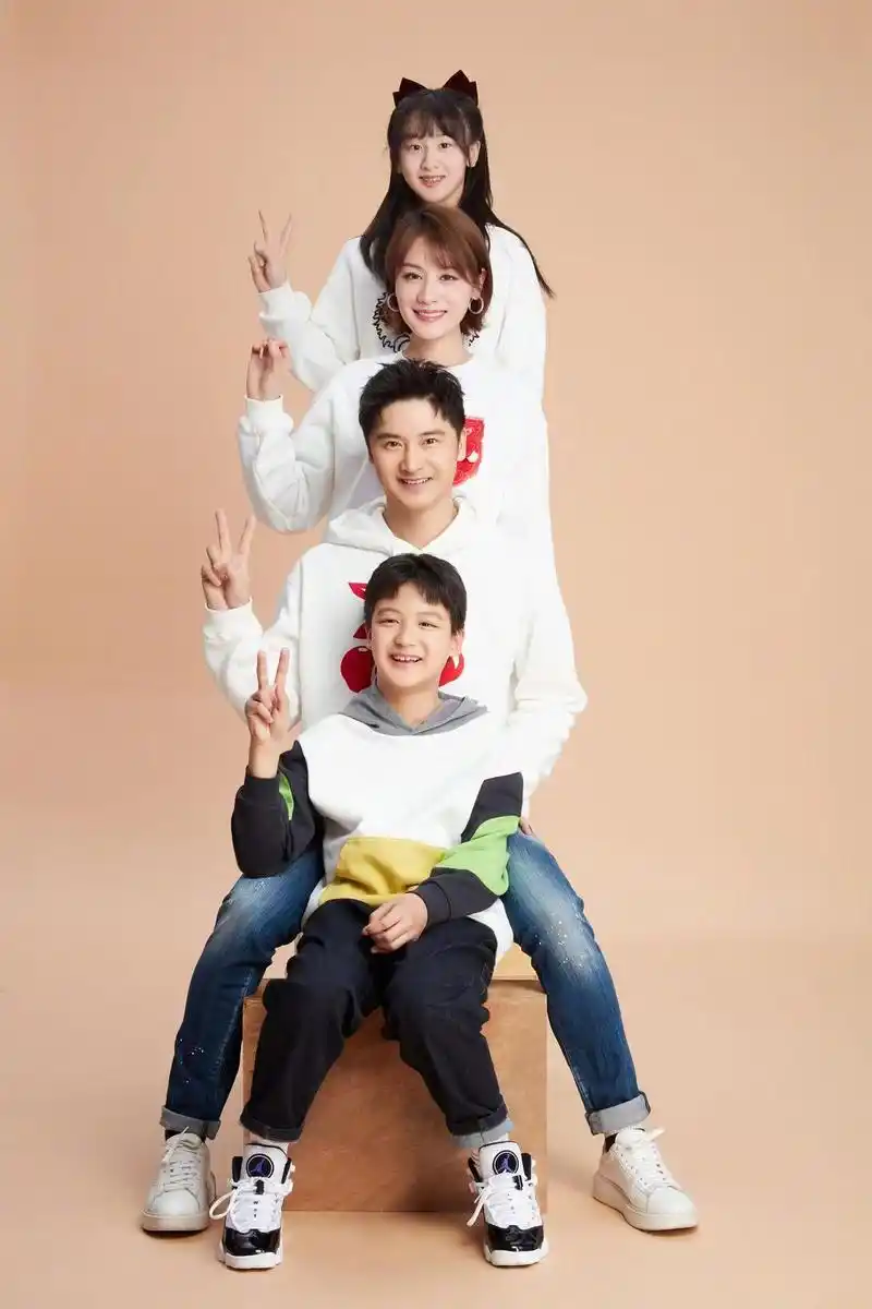 田亮拍全家福迎新年,一家四口同一脸型!