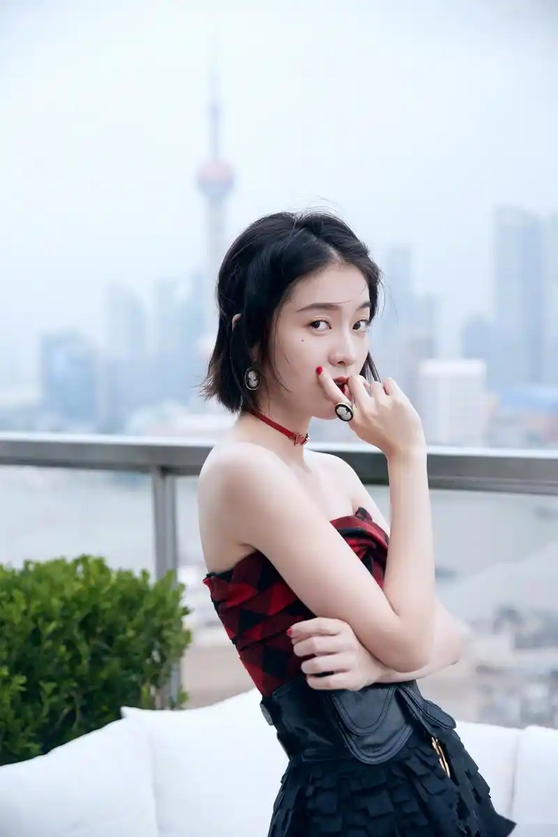 张雪迎红唇泪痣妆,尝试了一下红唇泪痣妆,我自己还挺惊喜的 .