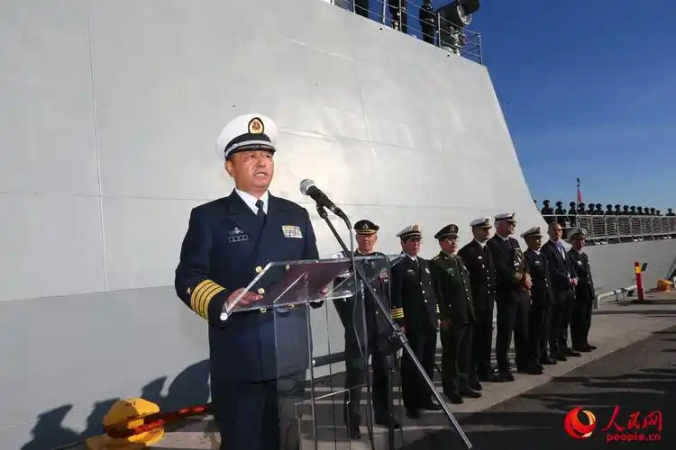 编队指挥员王建勋在欢迎仪式上作简短讲话 代宗锋摄