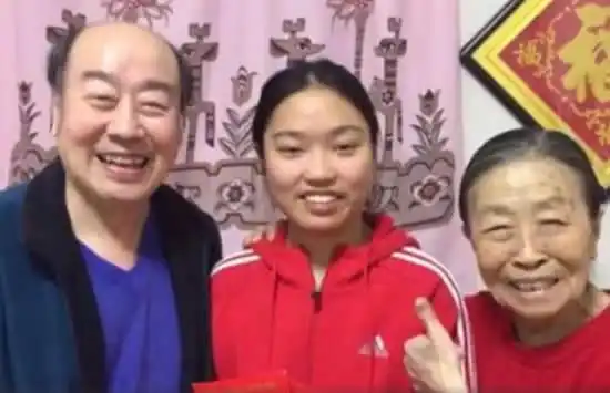 张少华丈夫现状张少华罕见全家照曝光