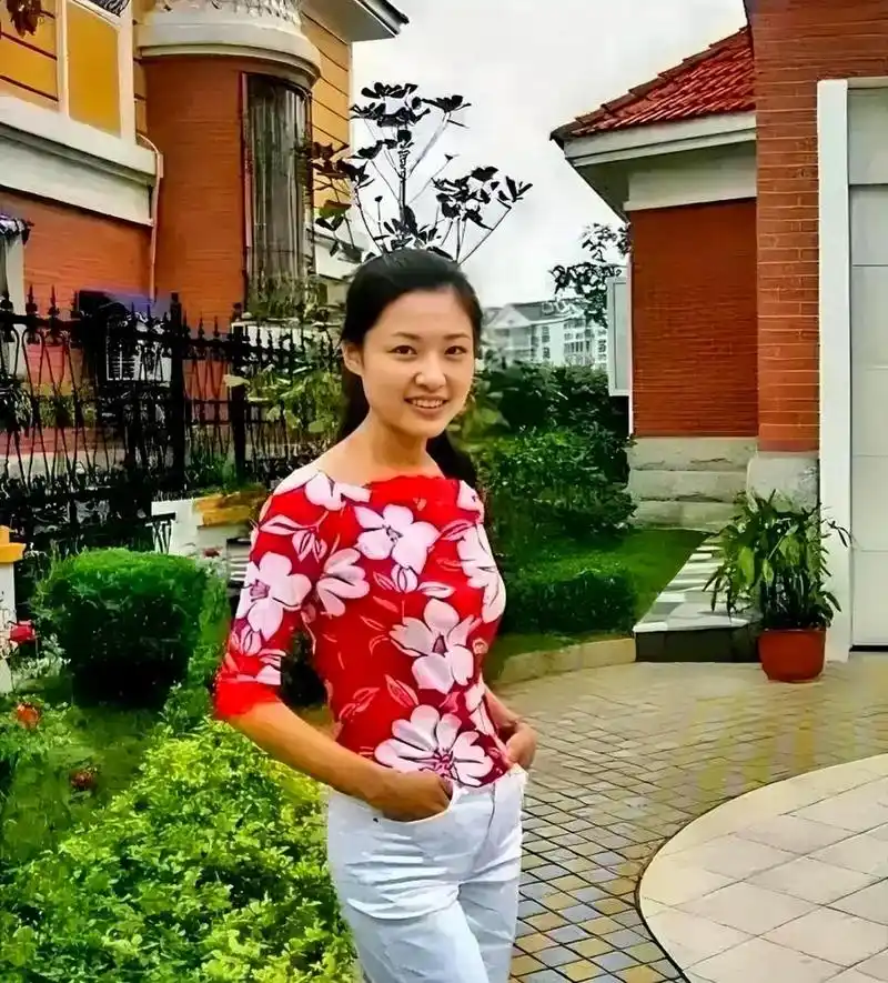 周涛年轻时的照片展现出她眉清目秀,亭亭玉立的美貌,毫不夸张地说,她