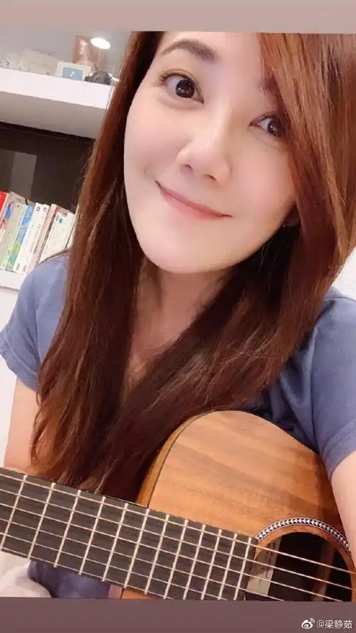 梁静茹冒泡分享自拍近照抱吉他温柔微笑显文艺气质