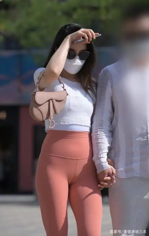 成熟凹凸的紧身打底裤美女,穿出曼妙身姿,让人为之心动