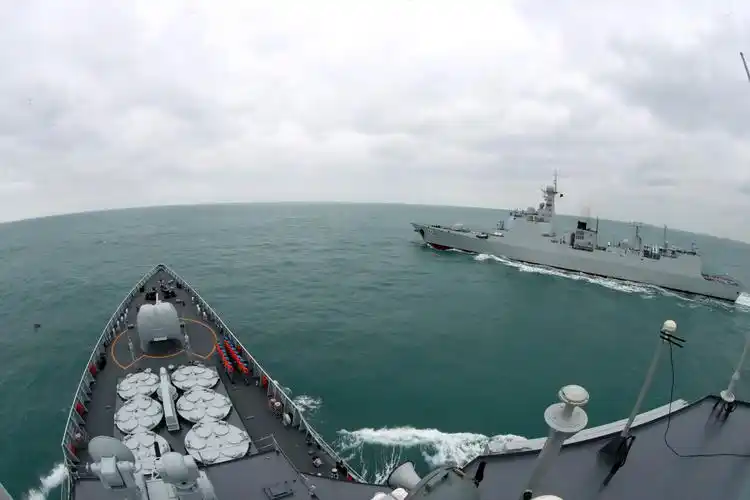 东海舰队战舰编队演练乘风破浪