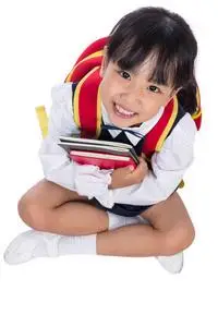 亚洲中国小学女孩坐在地板上照片