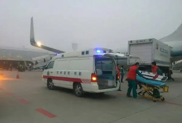 一名腰椎骨折患者从外地乘航班降落在新郑国际机场,需要我站出车接诊