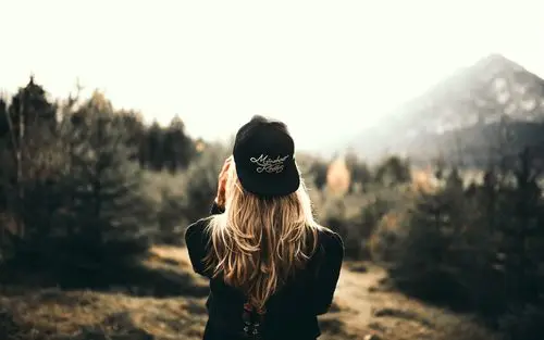 壁纸 金发女孩,帽,后视图 3840x2160 uhd 4k 高清壁纸, 图片, 照片