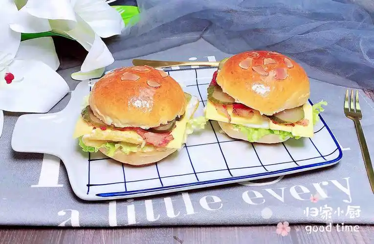 培根芝士鸡蛋汉堡成品图