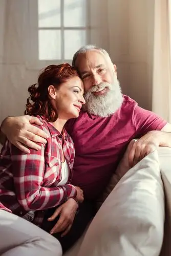 甜蜜的老年夫妇图片-相互微笑的成熟夫妇素材-高清图片-摄影照片-寻图