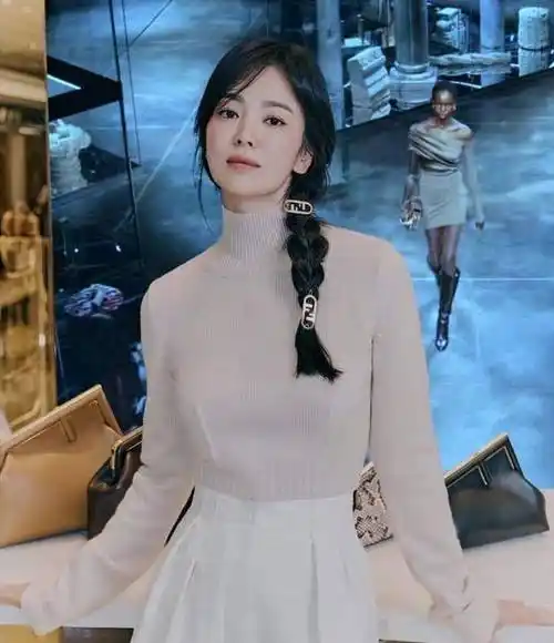 原创单身后的宋慧乔更显嫩纯色穿搭还扎麻花辫头上5400元发夹抢镜