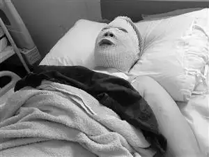 青岛"冒险鸭"观光船因故障突爆 15人伤4人重伤