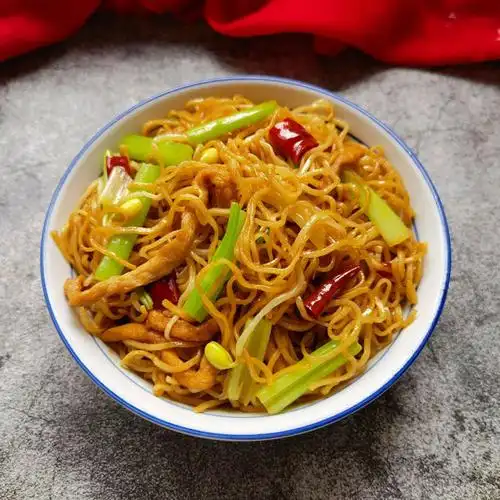 芹菜肉丝蒸卤面