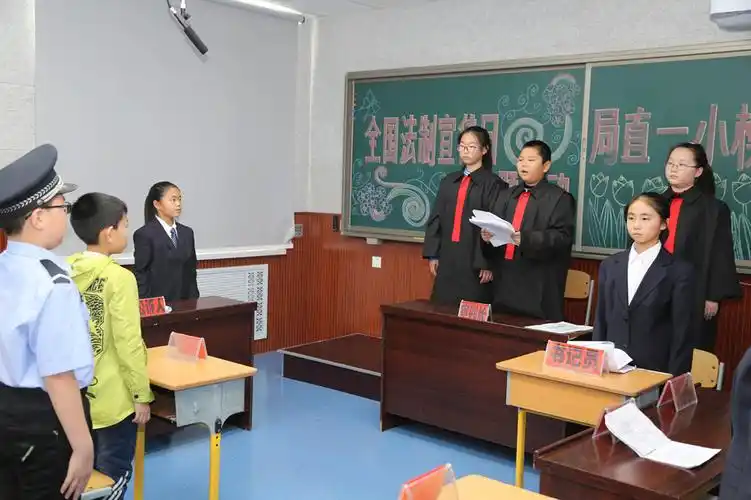 迎接国家宪法日 模拟法庭进校园