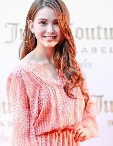 昆凌纱裙惊艳亮相忙赚奶粉钱 自曝会计划生三胎