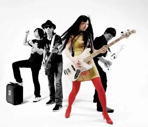 布衣乐队林那新浪娱乐讯 8月28日,布衣乐队"我爱云南"巡演大理首站