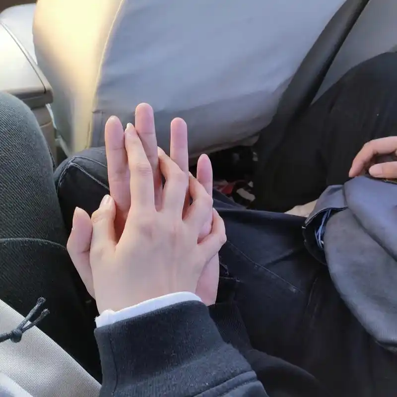 情侣手部合照 天气好的时候,阳光就是最好的滤镜