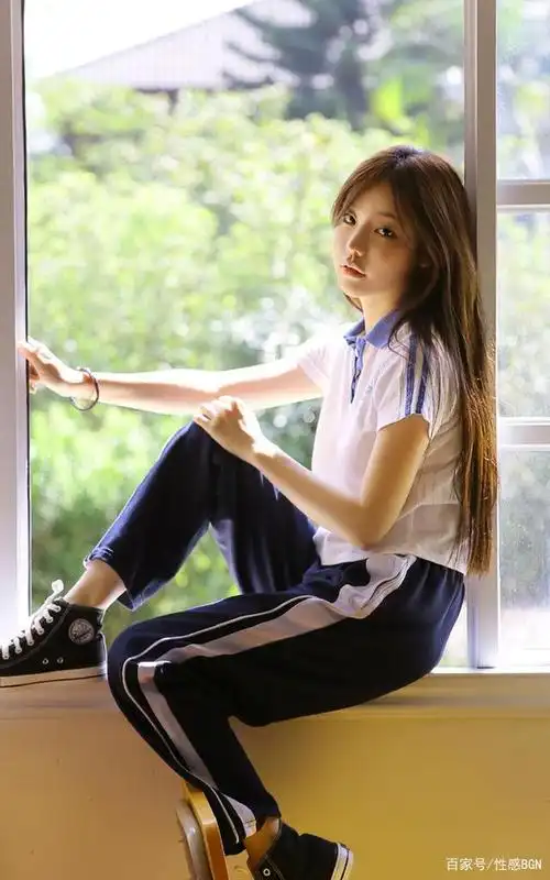 极品学生妹教室校服写真