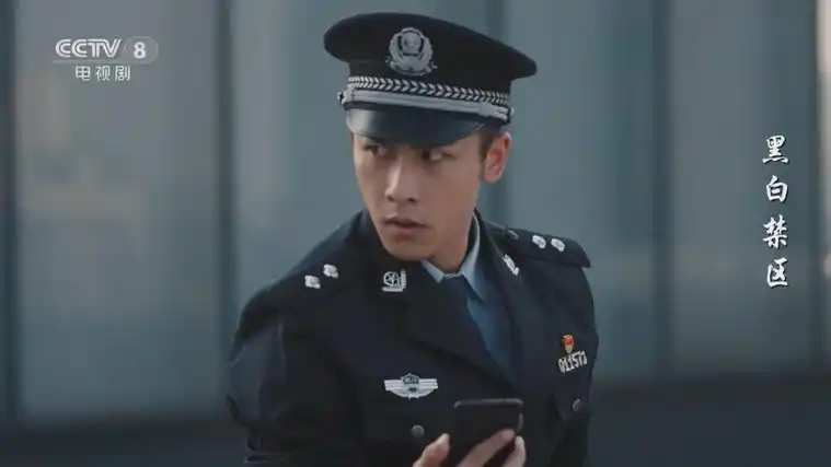 《黑白禁区》警察赶到天台 把车厘子和琳达一同抓住