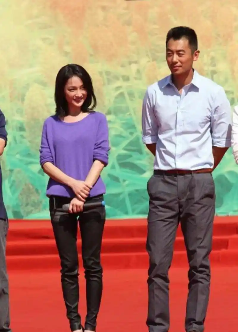 原创周迅玩起了土味时尚,用牛仔短裤拼接皮裤,一旁朱亚文像乡镇干部