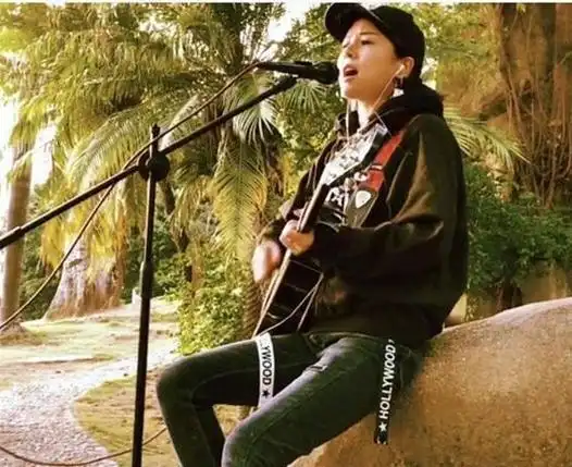 网红烟嗓女歌手唱的歌(网红烟嗓女歌手探清水河)-中纳网