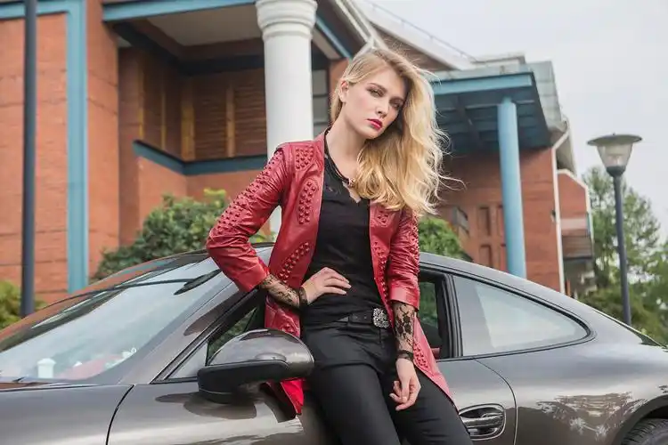 美女与豪车相随