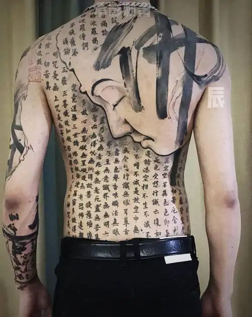 佛语纹身图片_背部肩部水墨老传统佛像佛经大悲咒纹身图案