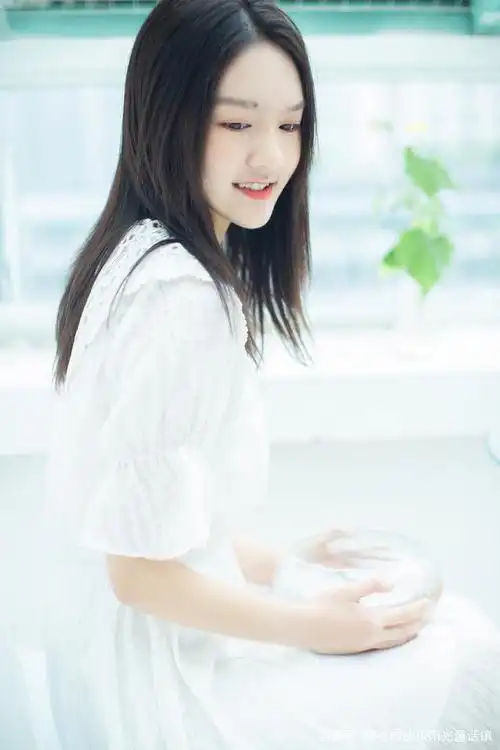 贺美琦16岁仙女照:小公主长大成美少女啦.捧着小金鱼