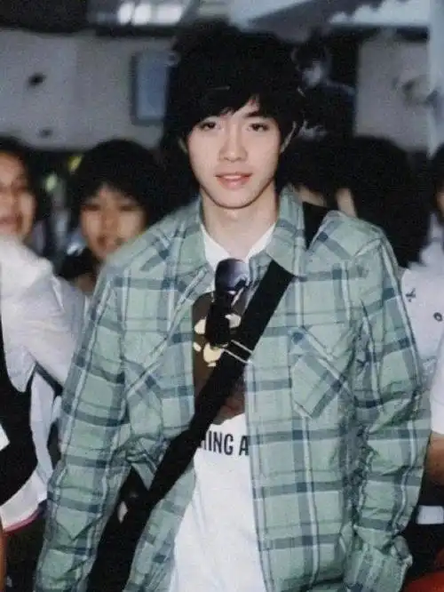 找到几张俞灏明年轻时候的照片,不是……哥你当年这么帅的吗?