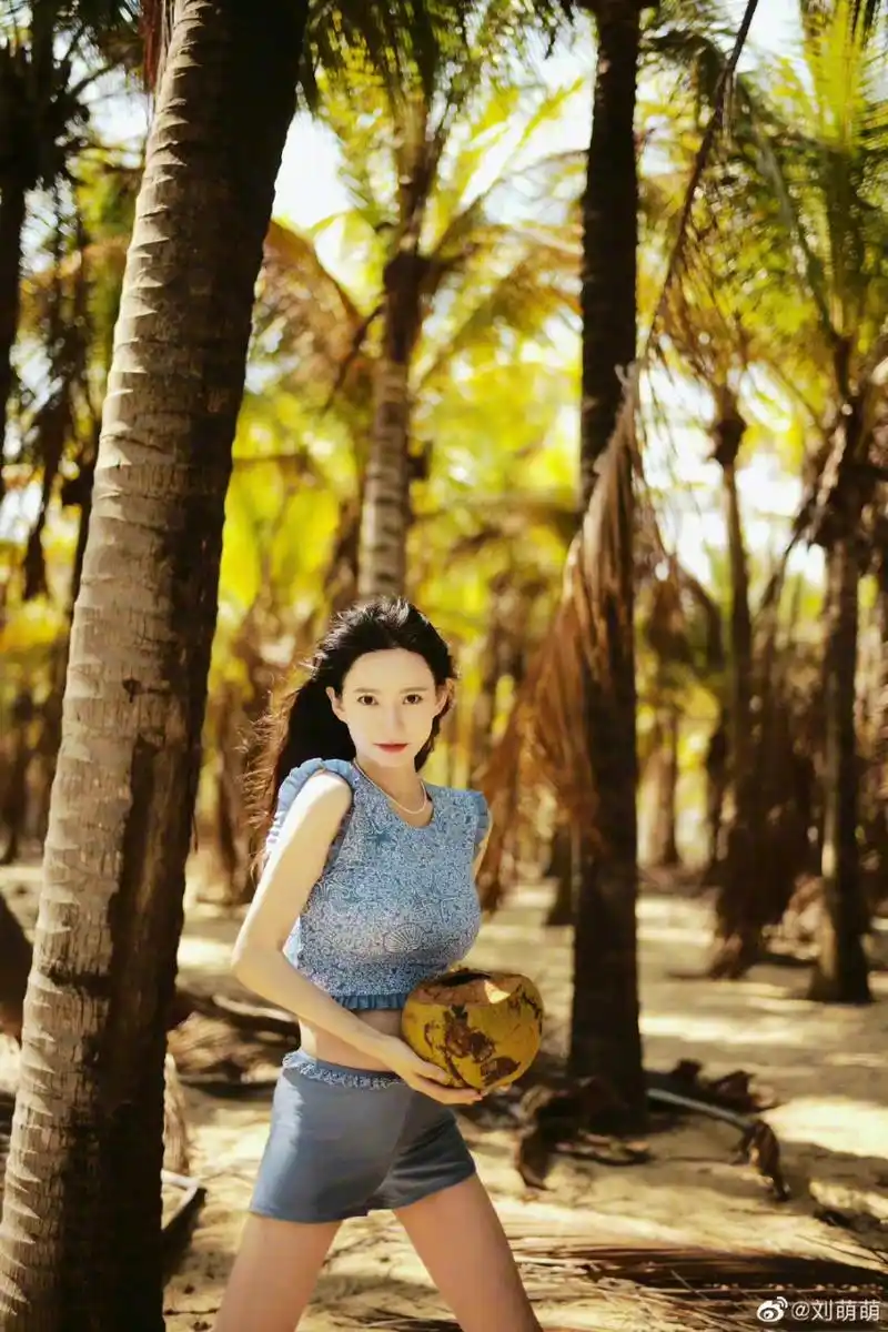 还记得爱情公寓里的诺澜扮演者刘萌萌吗,现在依旧是好身材