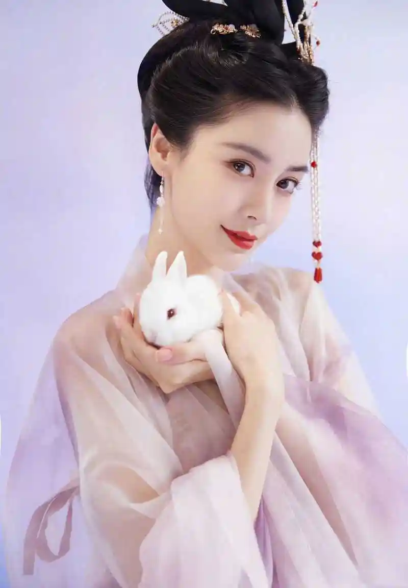 杨颖化身嫦娥仙子从月宫下凡,既美又甜,古装原来这么潮_形象_造型