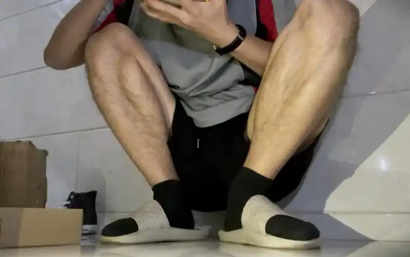 黑袜子快递大叔 蹲着吃外卖