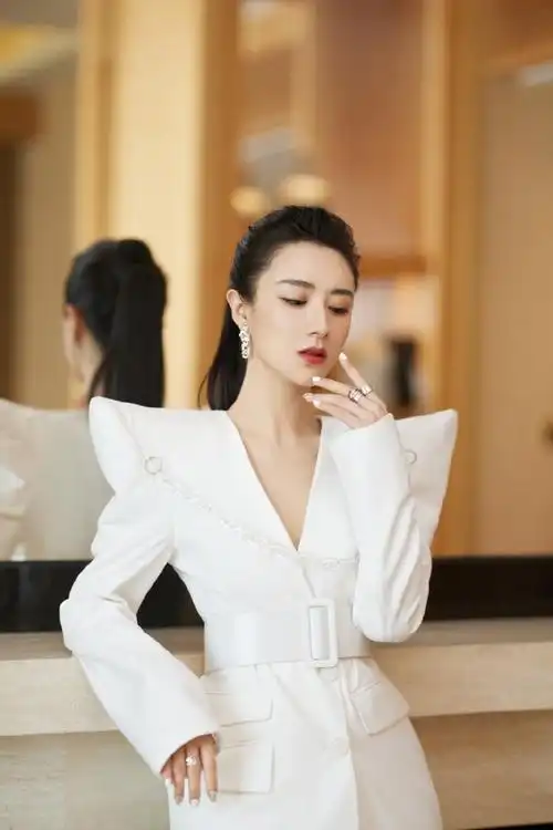 1小时卖2000多万新疆棉制品的薇娅身材气质不输明星,长腿吸睛 明星