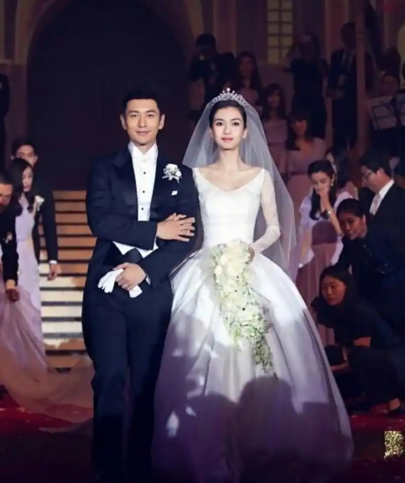 杨颖和黄晓明的"世纪婚礼"表面上非常的壮观