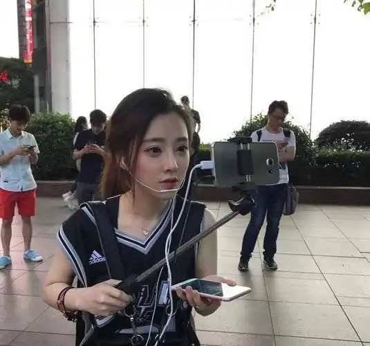 冯提莫昨日户外晒直播照片 网友称原来比门把手高一点