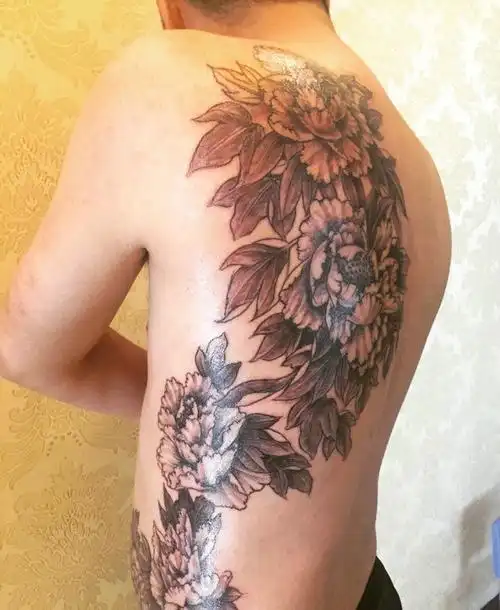 男士后背精致的牡丹花纹身图案