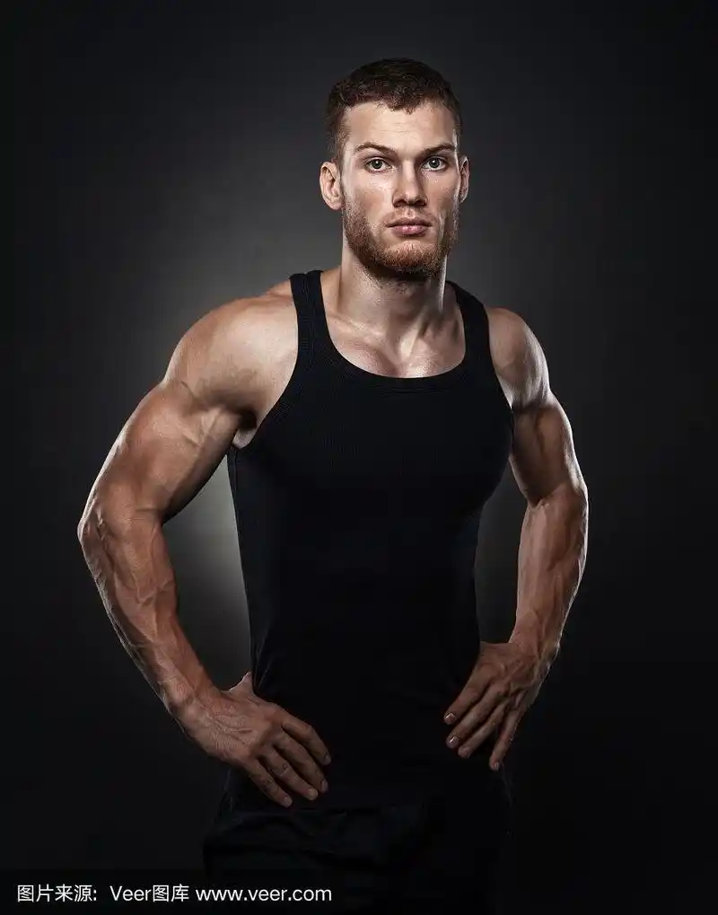 一个肌肉男模特的肖像,背景是黑色