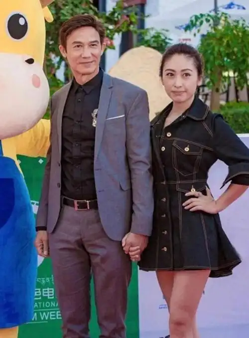 港星李子雄59岁老来得子,妻子竟是张铁林前女友,婚后现状幸福