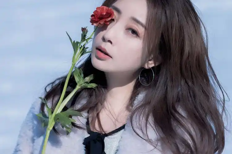 42岁殷桃美照曝光!雪地拍摄露超细美腿,穿紧身针织裙女人味十足