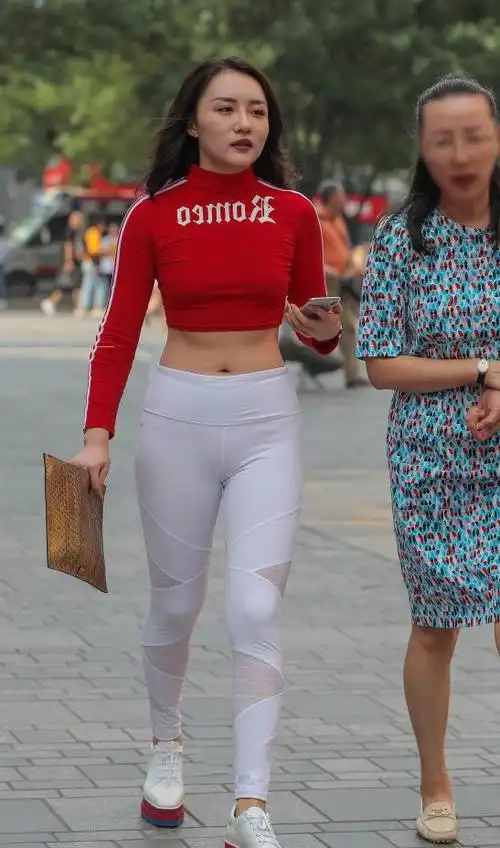 红衣熟女清透的白色弹力裤勒痕明显平坦小腹区域的马甲线