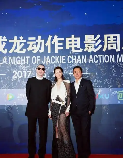 钟楚曦自从她出道以来就得到了冯小刚,成龙,洪金宝等人的大力支持,这