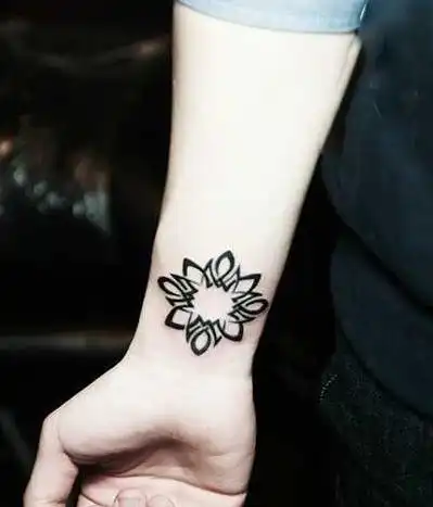 精致的手腕刺青图片 适合女生的手腕纹身(1/4)-纹身图片网