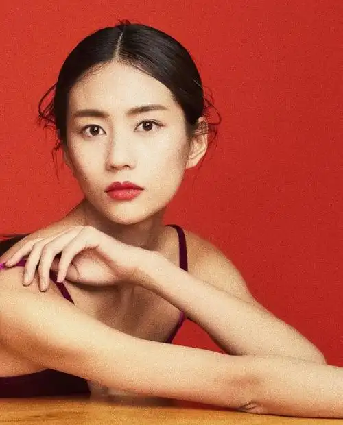 张艺谋眼光毒辣新谋女郎飞凡气质独特长相美艳与倪妮撞型