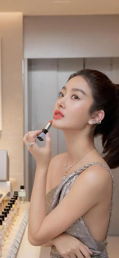 《芳华》主演杨采钰壁纸_网易订阅