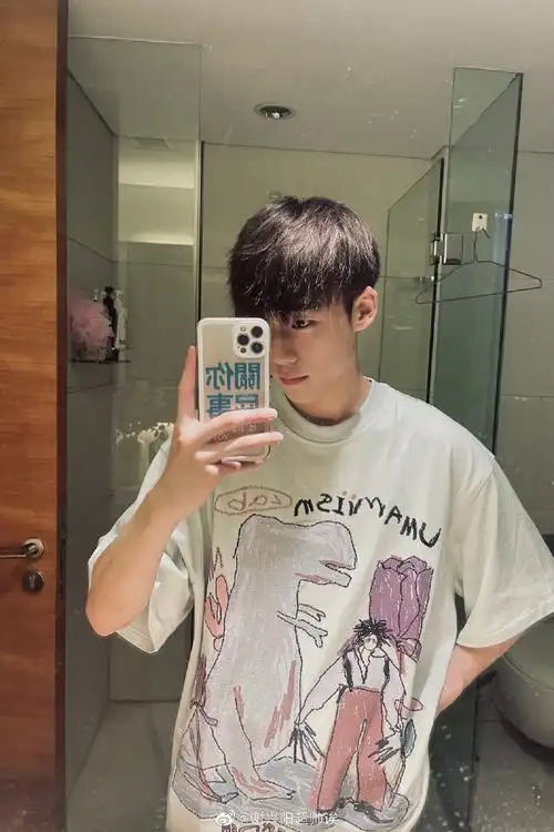 谢兴阳晒素颜对镜自拍 状态满分少年感十足