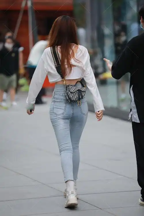 白色v领上衣搭配浅色牛仔裤简单自然看起来时尚感很强