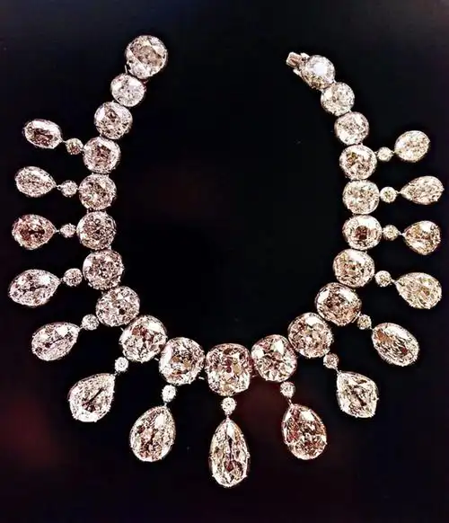 这条钻石项链来自罗曼诺夫王室的收藏,其奢华程度简直令人惊叹,36颗大