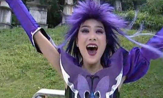 黑魔仙小月大街尬笑,神仙颜值惊艳网友:还是当年的感觉!