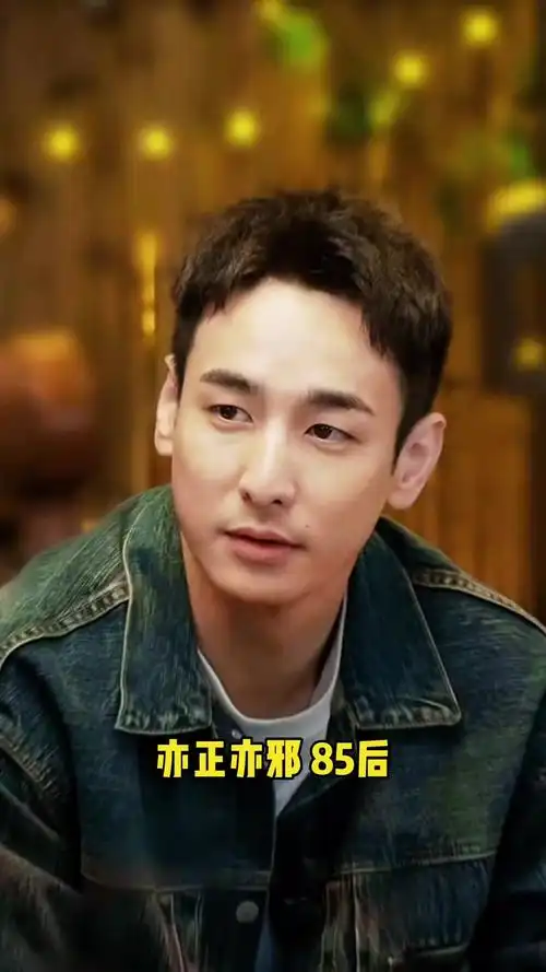 天津人民艺术剧院演员 任彬 在 故乡别来无恙 饰演身兼多职的"巴适"