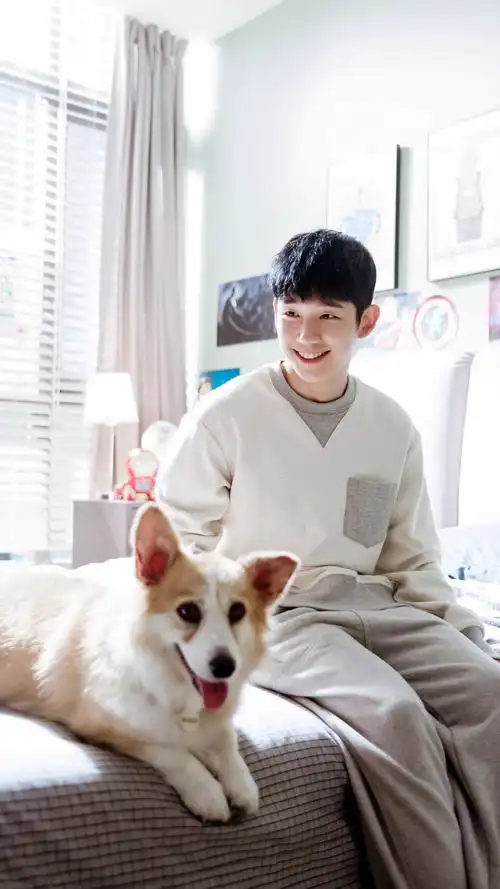 丁海寅《当你沉睡时》帅萌剧照手机壁纸